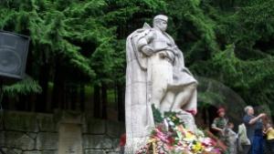 8 паметника осиновиха ученици и бизнесмени в Казанлъшко