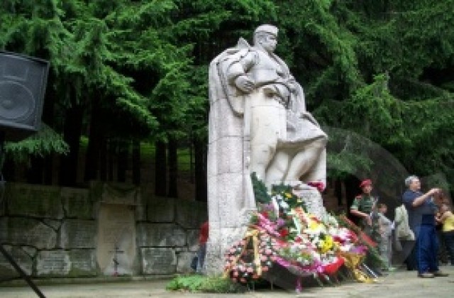 8 паметника осиновиха  ученици и бизнесмени в Казанлъшко