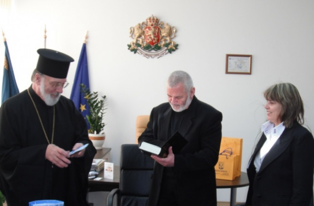 Митрополит Амвросий подари библии на кмета и председателя на общинския съвет