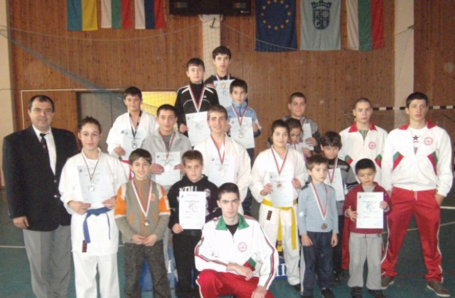 Четиринадесет медала от Каварна за КК „Шото-Витяз”