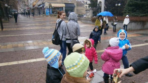 Деца украсиха елха с 1330 бонбона раздадоха 1300 подаръка