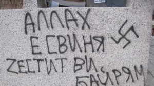 Изписаха с провокативни надписи казанлъшки блок