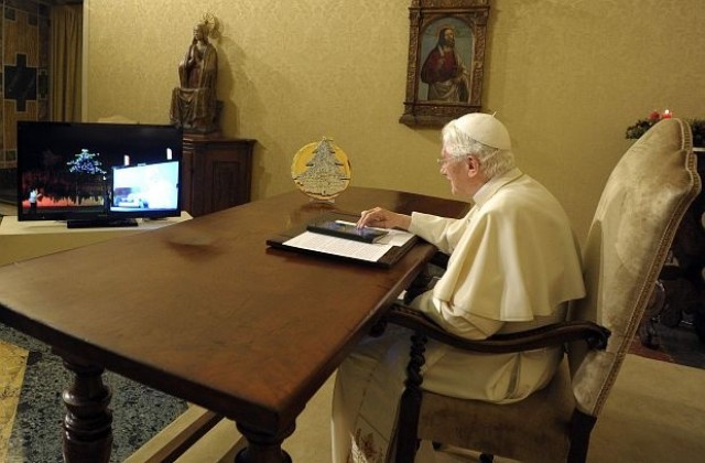 Папата запали светлините на най-голямото коледно дърво в света онлайн