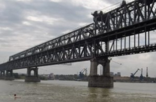Чужденец пробва да мине Дунав мост с над 1 кг злато в джобовете
