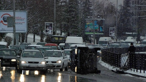 Автомобил се обърна на бул България