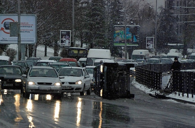 Автомобил се обърна на бул. „България”