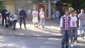 Демонстрират безопасно поведение на пешеходци при пресичане на улици