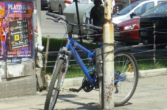 Бъдеще за Русе подарява велосипед на кмета
