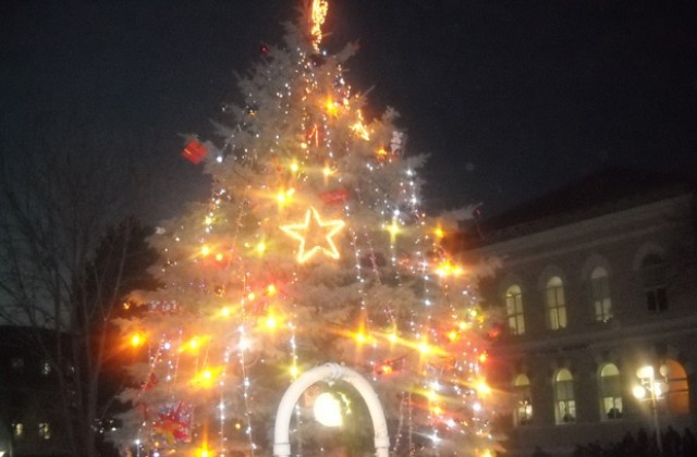 Дядо Коледа на бял кон изненада децата на Враца