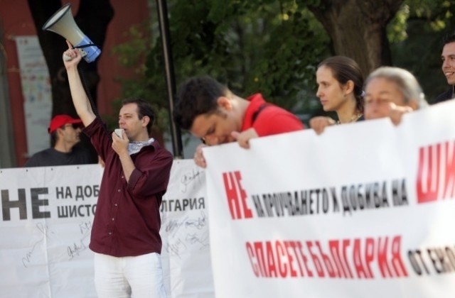 Мърморещ протест със свещи в Русе срещу добива на шистов газ