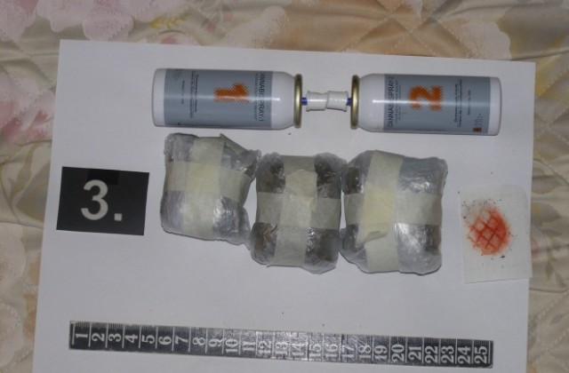 Задържаха трима за разпространение на наркотици