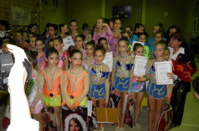 Златни коледни звездички изгряха в Мездра