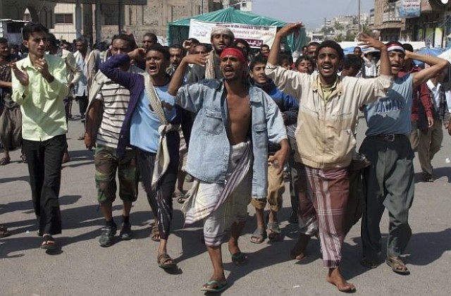 Стотици хиляди йеменци искат съд за президента