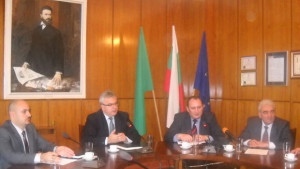 Пускат черен списък на длъжници общински служители