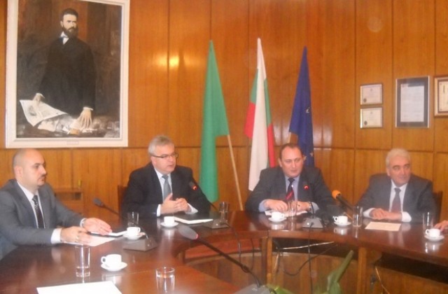 Пускат черен списък на длъжници - общински служители