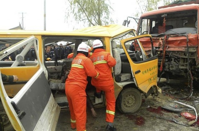 15 деца загинаха в катастрофа на училищен автобус в Китай