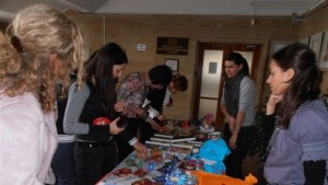 Благотворителен коледен павилион отвори врати в Съдебната палата