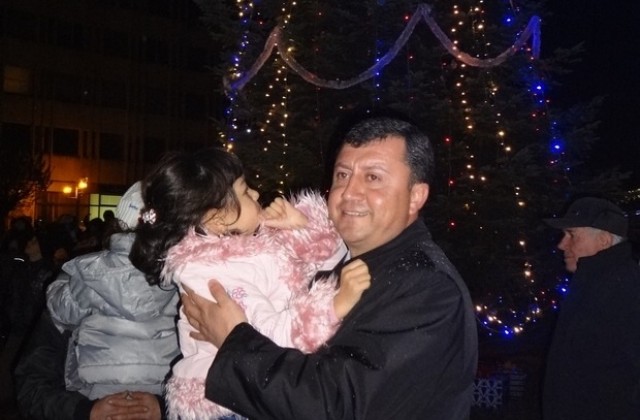 Кметът и 5-годишната Амелия запалиха празничната елха в Павликени