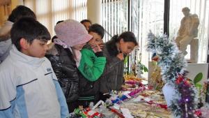 85 сурвачки в благотворителна изложбабазар