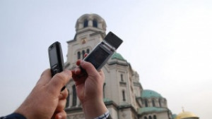 Срокът на договорите с мобилните оператори до две години