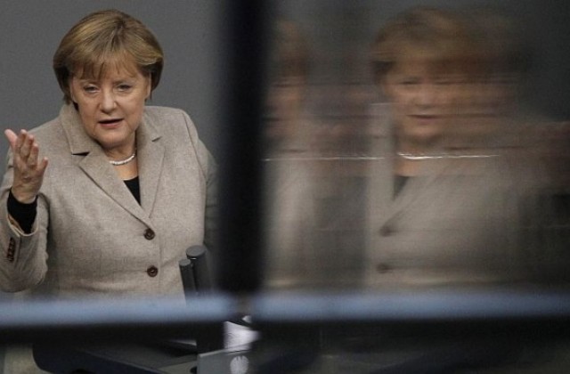 Излизането на еврозоната от кризата ще отнеме години, предупреди Меркел