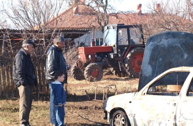 Дворът с изгорелите коли в Китанчево – туристическа атракция