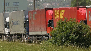 ТИР с цитрусови плодове се обърна на Околовръстното шосе