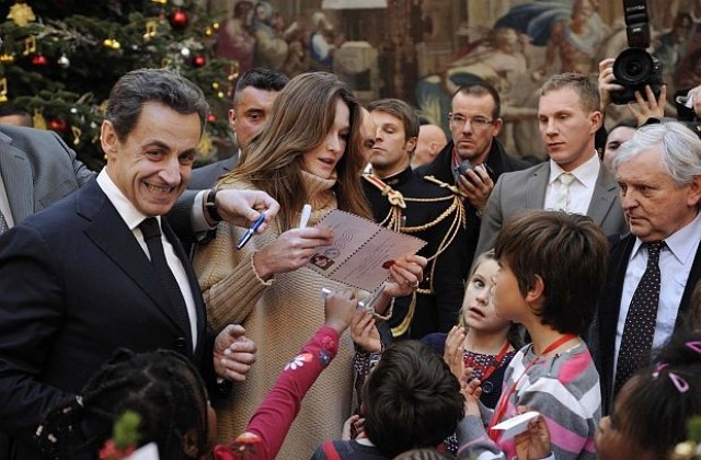 Семейство Саркози раздаде коледни подаръци