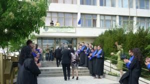 Раздават дипломите на висшисти