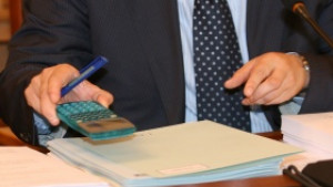 Фич понижи кредитните рейтинги на осем водещи банки в света