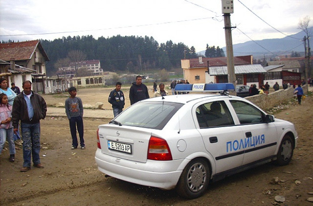 Задържаха крадци на ток