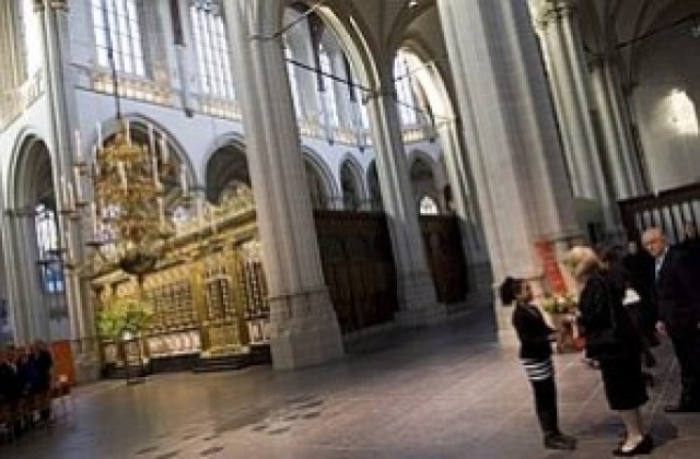 Холандската католическа църква е малтретирала сексуално хиляди деца