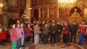 Деца изучаващи Религия украсиха елха в храм СвТроица