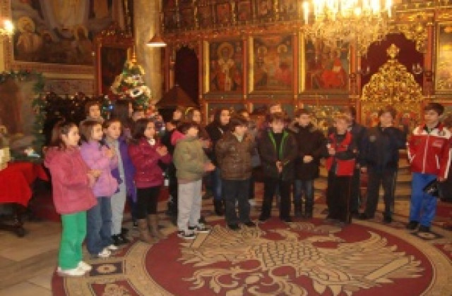 Деца, изучаващи Религия, украсиха елха в храм Св.Троица