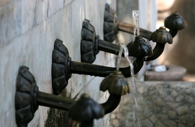 Крадци на метали спукаха магистралния водопровод Девня-Варна