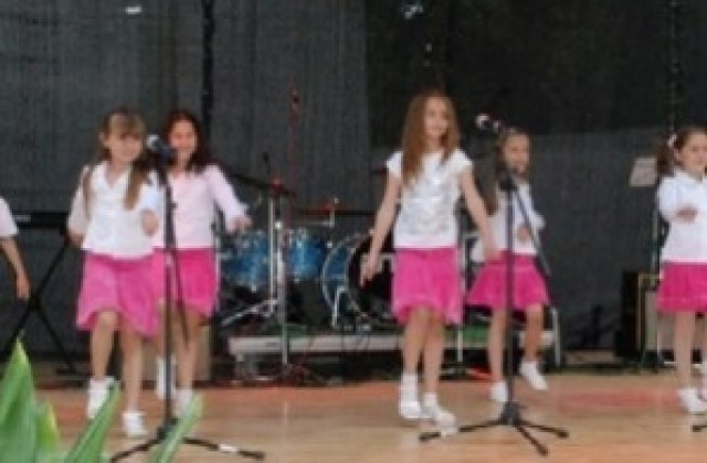 Деца изнасят концерти в рамките на Коледния фестивал