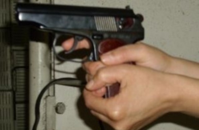 Издирват нападател на въоръжен обир в Ямбол