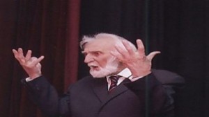 На 90 г Андрей Медникаров чете и рисува