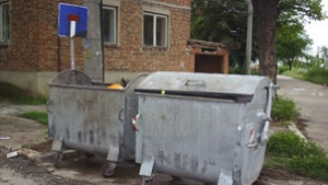Слагат 10 контейнера за стари електроуреди в Добрич