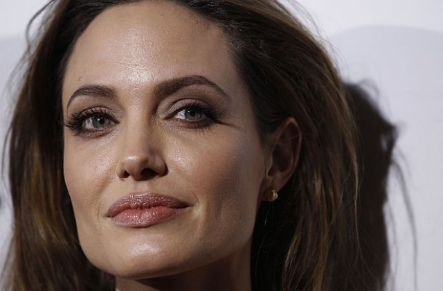 Анджелина Джоли учи френски