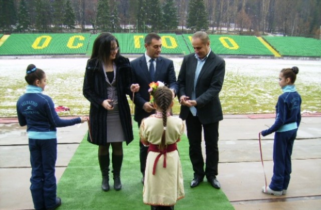 Министърът на спорта хареса новите седалки на стадион Осогово и обеща нова писта и игрище