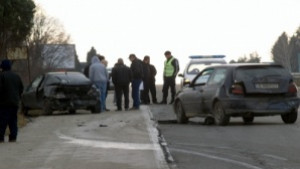 Двама ранени във верижна катастрофа