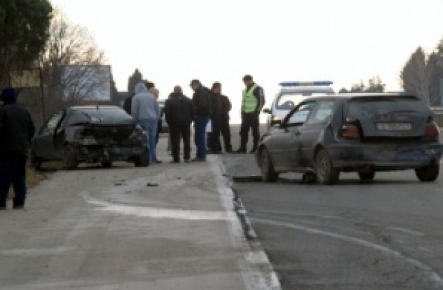 Двама ранени във верижна катастрофа
