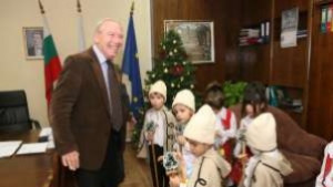 Коледари и сурвакари наричаха в Общинския съвет