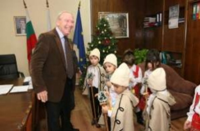 Коледари и сурвакари наричаха в Общинския съвет