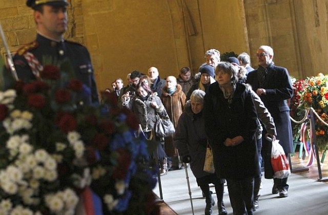10 000 души се присъединиха към траурния кортеж в памет на Вацлав Хавел