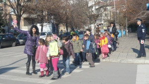 Първокласници се учат да пресичат безопасно