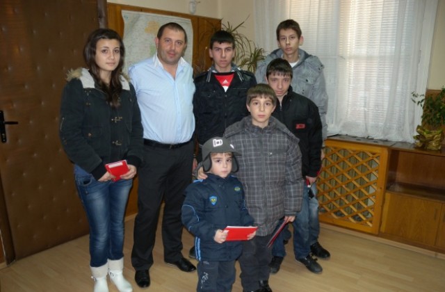 Шест деца на полицаи получиха коледни подаръци