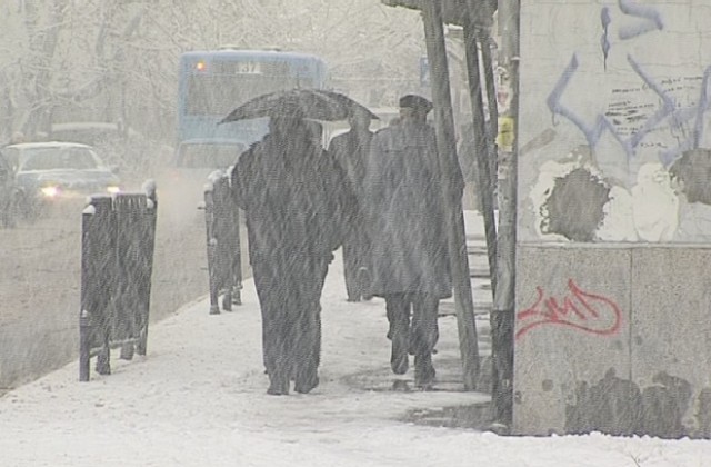 Всички улици в Пловдив са обработени- снегът ще продължи и през деня