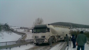 Тирове затрудняват пътя в района на село Мокрен